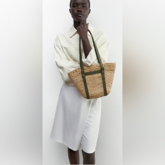 Zara Handbags - Jute midi tote bag. Shoulder straps.
